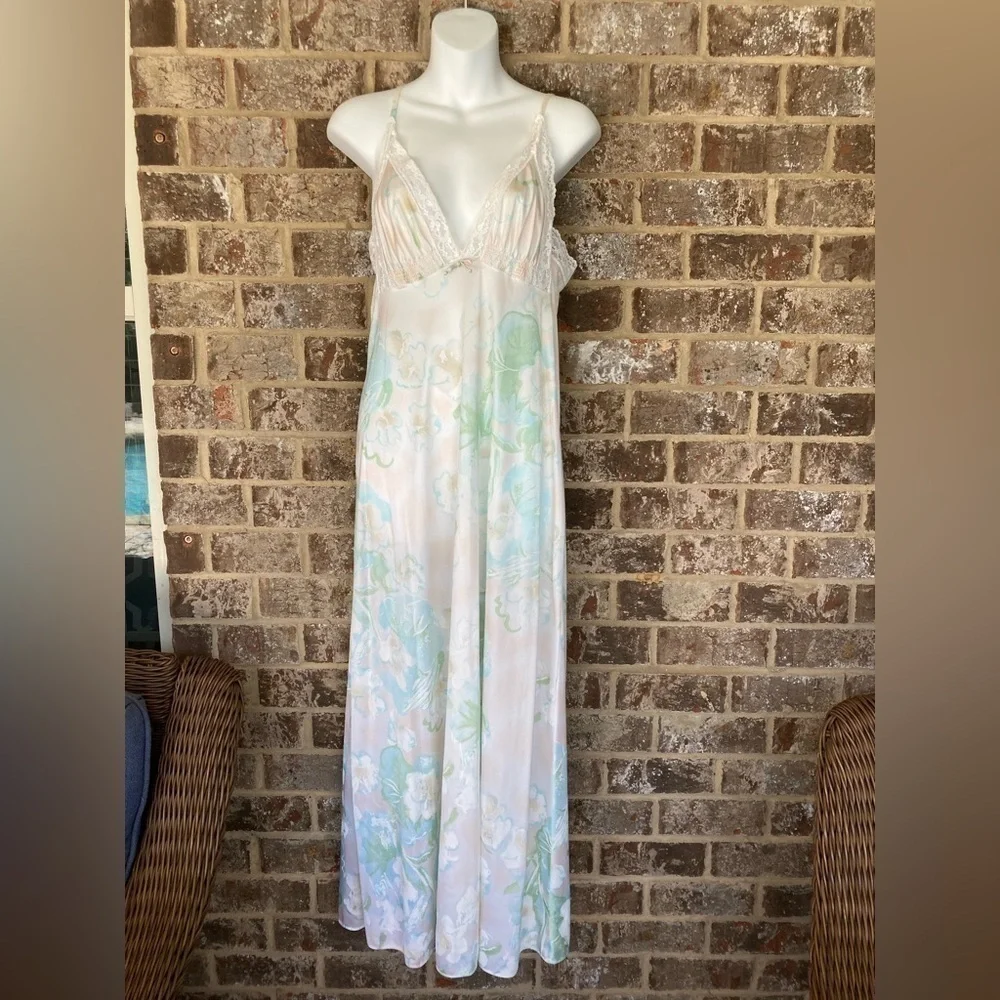 2 Piece Vintage CHEVETTE Nightgown Robe Floral Size M/L ILGWU